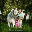 Maestoso Alea und Angela im Dirndl